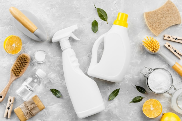 Vista superior de productos de limpieza ecológicos con bicarbonato de sodio y limón.