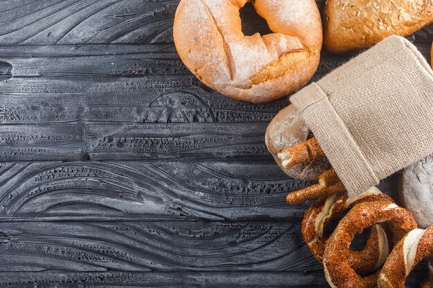 Vista superior de productos de panadería con pan, panecillos turcos en superficie de madera gris. espacio libre horizontal para su texto