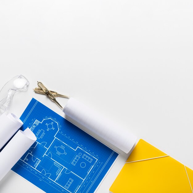 Vista superior del proyecto arquitectónico con surtido de diferentes herramientas con espacio de copia
