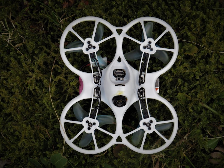 Foto gratuito vista superior de un quadrotor en el suelo de hierba