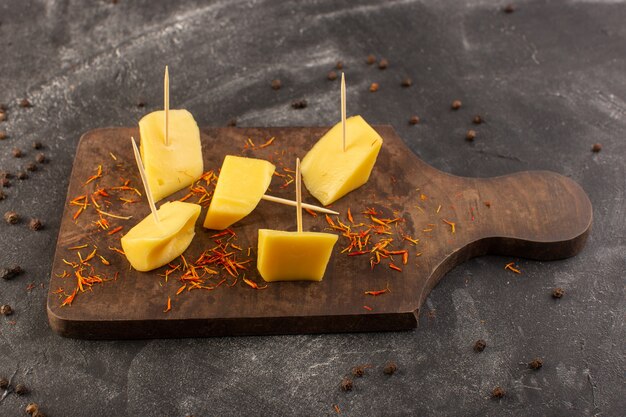 Una vista superior de queso amarillo fresco con semillas de café marrón en el escritorio gris comida comida snack café