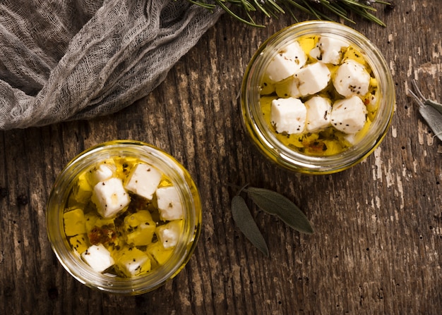 Foto gratuita vista superior de queso en frasco sobre tabla de madera