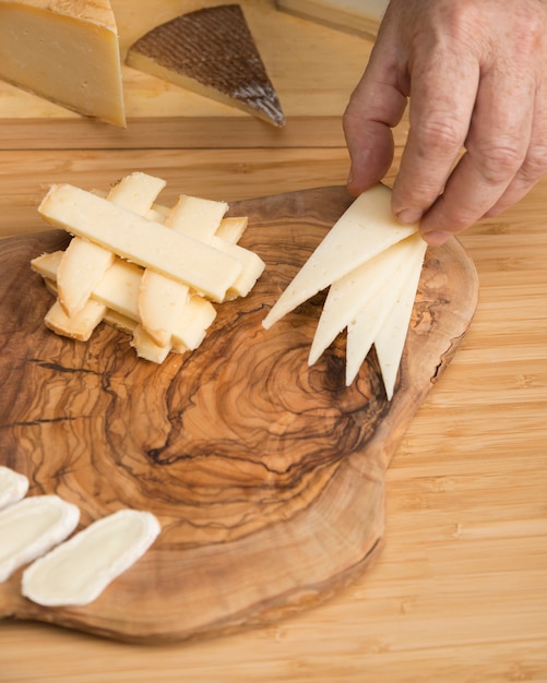 Vista superior de queso fresco sobre tabla de madera