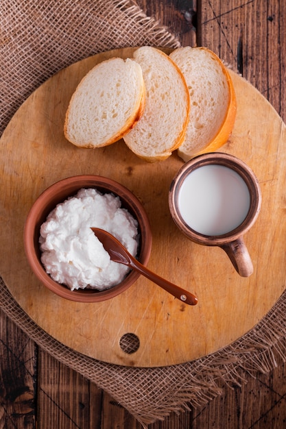 Foto gratuita vista superior de queso con pan y leche