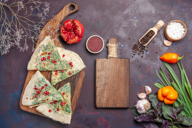 Vista superior qutabs deliciosos trozos de masa cocida con verduras en la superficie oscura calorías grasa plato de cocción harina de masa