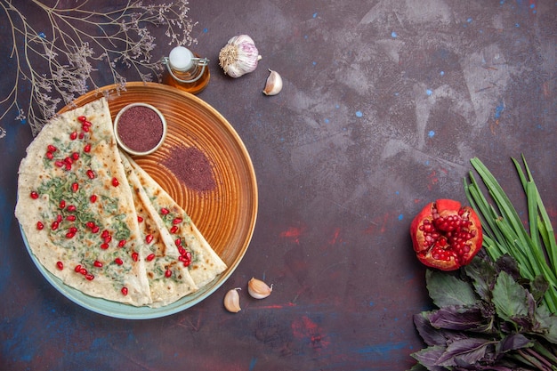 Vista superior qutabs deliciosos trozos de masa cocida con verduras en la superficie oscura plato de cena cocinar masa de harina