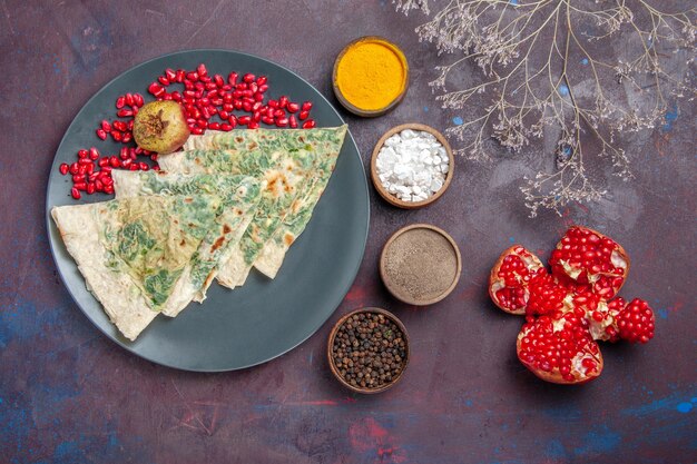 Vista superior qutabs sabrosos trozos de masa cocida con verduras en el interior en negro