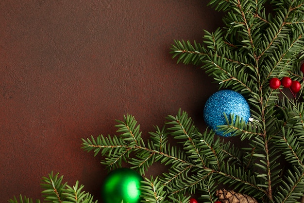 Vista superior de la rama de un árbol de navidad con espacio de copia