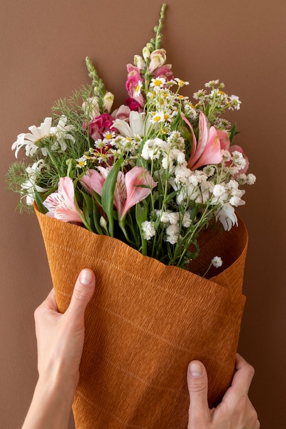 Foto gratuita vista superior del ramo de flores hermosas