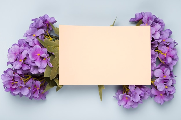 Vista superior ramo de flores con tarjeta de felicitación