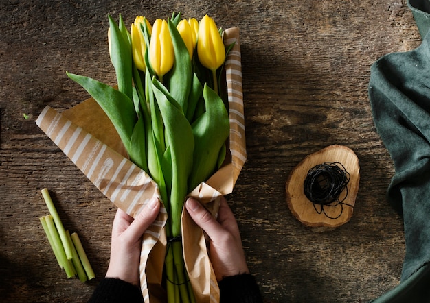 Vista superior ramo de tulipanes amarillos