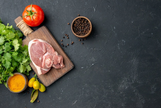 Foto gratuita vista superior rebanada de carne fresca carne cruda con verduras en un plato de barbacoa oscuro pimienta comida de cocina ensalada de comida de vaca comida de animal