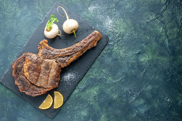 Vista superior de la rebanada de carne frita sobre fondo oscuro carne comida barbacoa alevines color cocina animal costilla cena