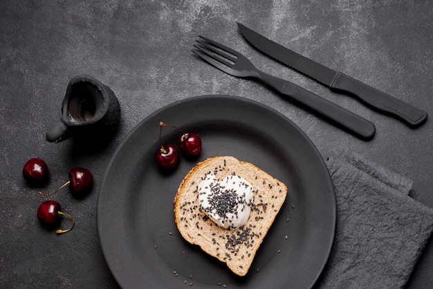 Foto gratuita vista superior rebanada de pan con crema y arreglo de cerezas