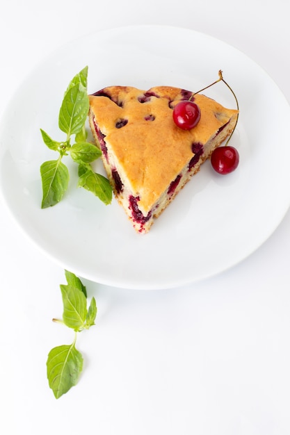 Foto gratuita vista superior de la rebanada de pastel de cereza dentro de la placa blanca sobre el fondo blanco pastel de galleta hornear masa dulce