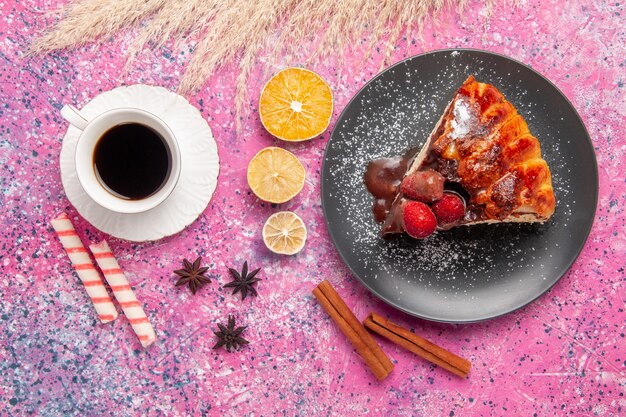 Vista superior de la rebanada de pastel con chocolate y fresas rojas taza de té en el escritorio rosa galleta postre pastel de azúcar dulce hornear