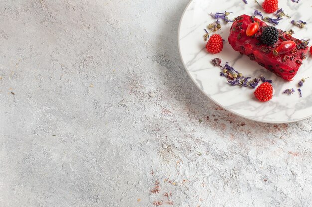 Vista superior rebanada de pastel delicioso con crema y bayas frescas sobre fondo blanco hornear pastel de galletas azúcar dulce pastel de frutas