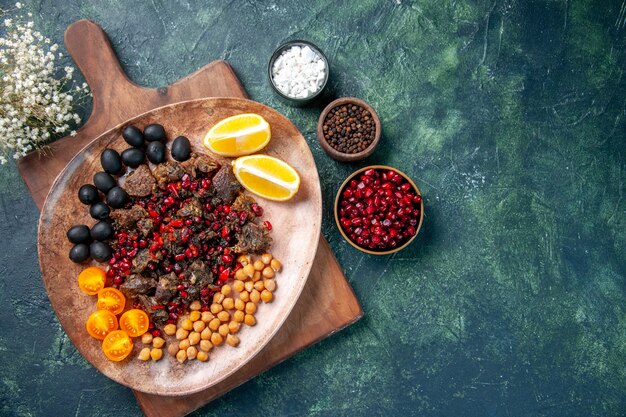 Vista superior rebanadas de carne sabrosa comida frita con uvas y frijoles dentro de la placa, plato de comida