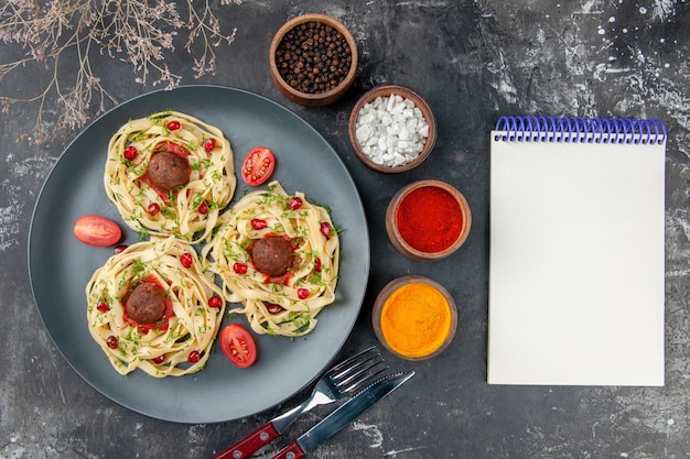 Vista superior rebanadas de masa con albóndigas y condimentos sobre fondo gris claro carne restaurante cena plato pasta