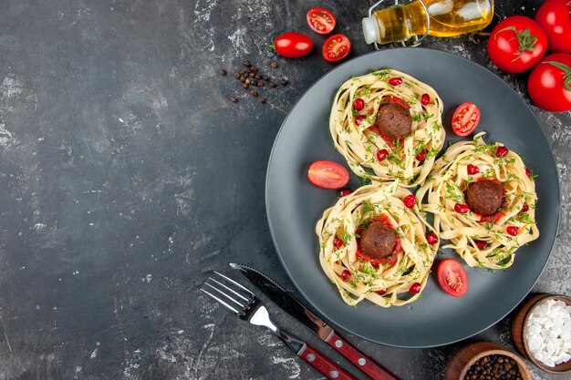 Vista superior rebanadas de masa cocida con albóndigas sobre fondo gris color carne restaurante cena cocinar pasta