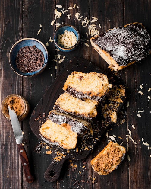 Foto gratuita vista superior rebanadas de pan de plátano sobre la mesa