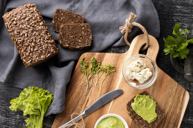 Foto gratuita vista superior de rebanadas de pan para sándwiches con ensalada