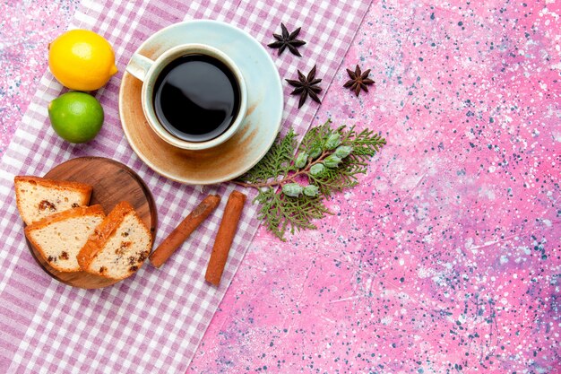 Vista superior de las rebanadas de pastel con café, limones y canela sobre fondo rosa pastel hornear galletas dulces pastel de color galletas de azúcar