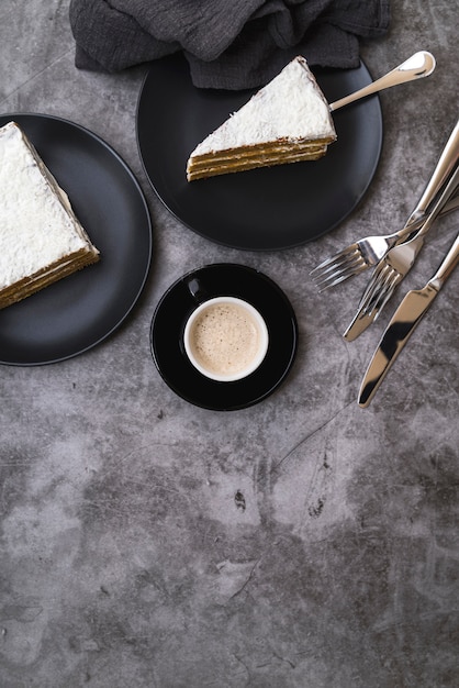 Vista superior rebanadas de pastel con café sobre la mesa