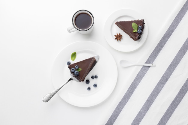 Vista superior de rebanadas de pastel de chocolate en placas