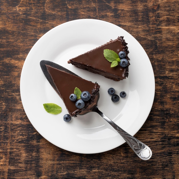 Vista superior de las rebanadas de pastel de chocolate en un plato con espátula