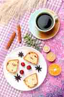 Foto gratuita vista superior de las rebanadas de pastel con fresas y una taza de café en el piso rosa pastel hornear galleta dulce pastel de color azúcar galleta