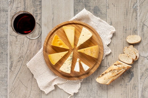 Foto gratuita vista superior rebanadas de queso con pan