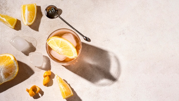 Foto gratuita vista superior refrescante bebida alcohólica con cubitos de hielo