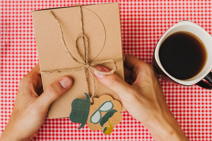 Foto gratuito vista superior de regalo del día del padre y taza de café