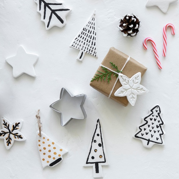 Vista superior del regalo de navidad con adornos de árbol y estrella