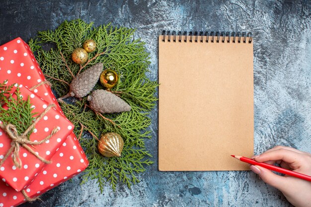 Vista superior de regalo de Navidad con cuaderno