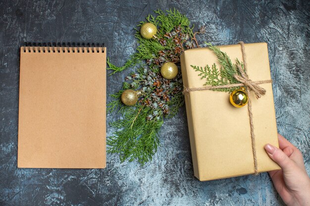 Vista superior del regalo de navidad con juguetes en color de regalo de navidad claro-oscuro vacaciones de año nuevo