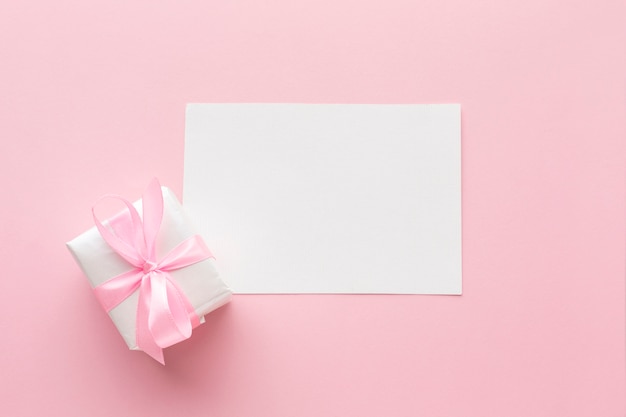 Vista superior de regalo rosa con papel