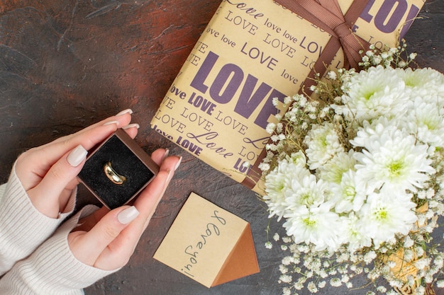 Foto gratuita vista superior regalos del día de san valentín con flores sobre fondo oscuro amor color sentimiento matrimonio vacaciones pareja regalos