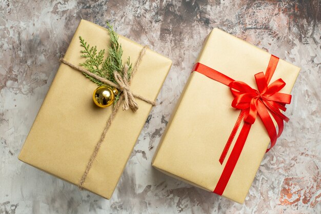 Vista superior de regalos de navidad atados con lazo rojo en el color blanco foto de regalo de año nuevo vacaciones de navidad