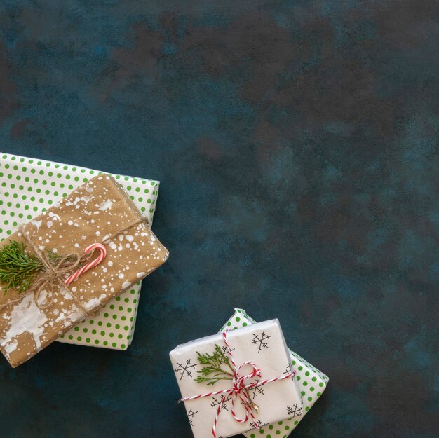 Vista superior de los regalos de navidad con bastón de caramelo y espacio de copia