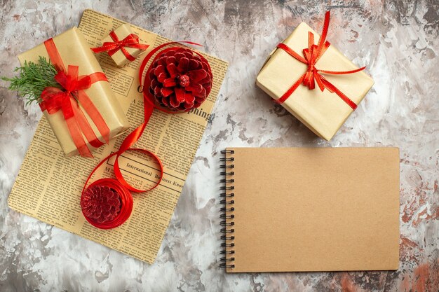 Vista superior de regalos de Navidad con conos rojos sobre fondo blanco.