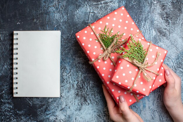 Vista superior de regalos de Navidad con cuaderno