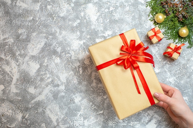 Foto gratuita vista superior de regalos de navidad con lazos rojos sobre fondo blanco.