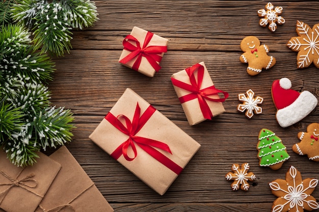 Foto gratuita vista superior de regalos de navidad en una mesa