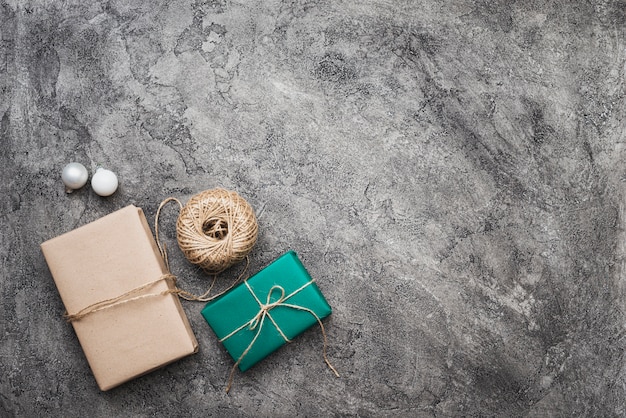 Vista superior de regalos de navidad sobre fondo de mármol