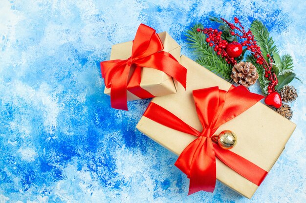 Vista superior de regalos navideños, adornos navideños en mesa blanca azul, espacio libre en blanco