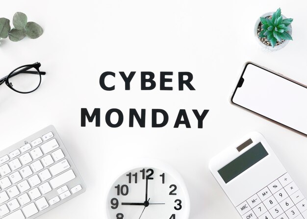 Vista superior del reloj con teléfono inteligente y teclado para cyber monday