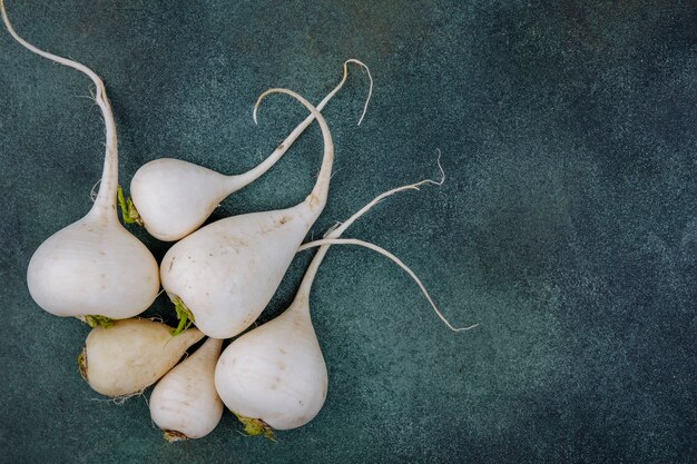 Foto gratuita vista superior de remolachas vegetales de raíz blanca aislada sobre una superficie verde con espacio de copia