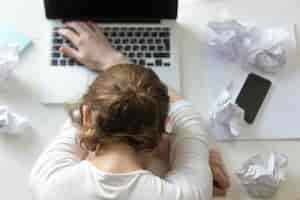 Foto gratuita vista superior retrato de mujer acostada en escritorio cerca de la computadora portátil